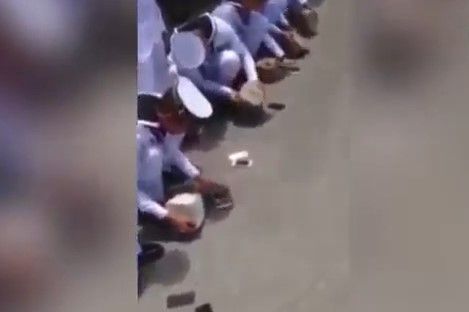 Video: marinos rompen iPhones como parte de su entrenamiento Video: marinos rompen iPhones como parte de su entrenamiento