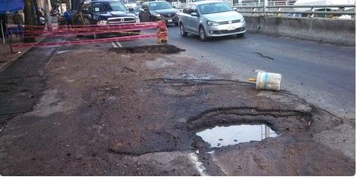 Socavón de 5 metros afecta circulación en Av. Observatorio