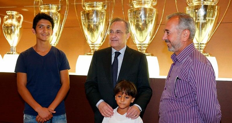 Familia siria agredida por periodista conoce a jugadores del Real Madrid