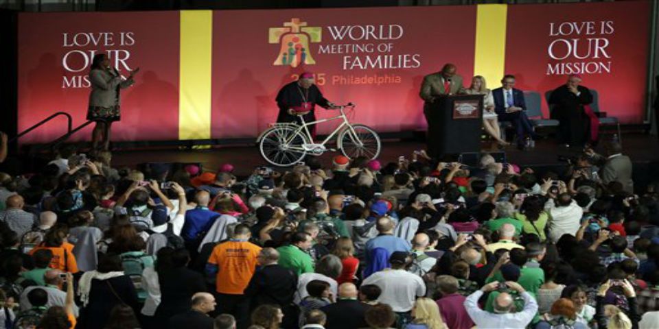 Alcalde de Filadelfia presenta regalos para el Papa