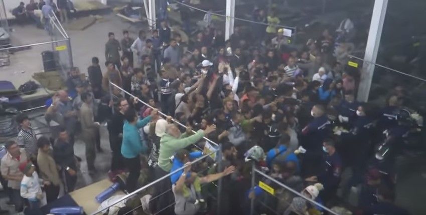 Video: polic&iacute;a h&uacute;ngara avienta comida a refugiados sirios