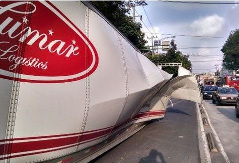 Camioneta impacta contra tráiler en Xola