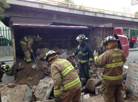 Torton vuelca en la lateral de Río San Joaquín