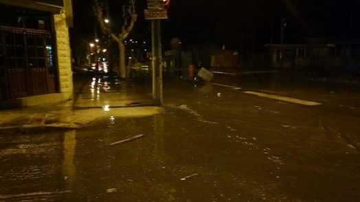 Primeras olas de tsunami llegan a las calles de Chile