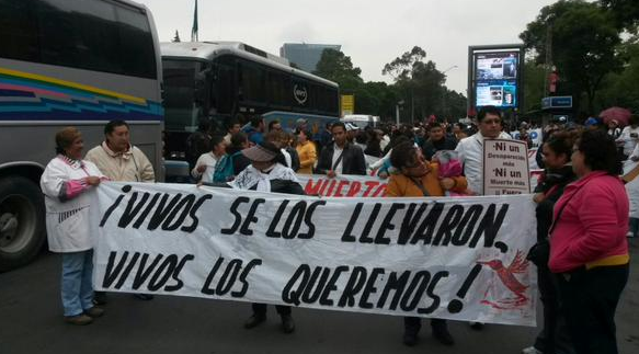 Padres de los normalistas crean frente radical