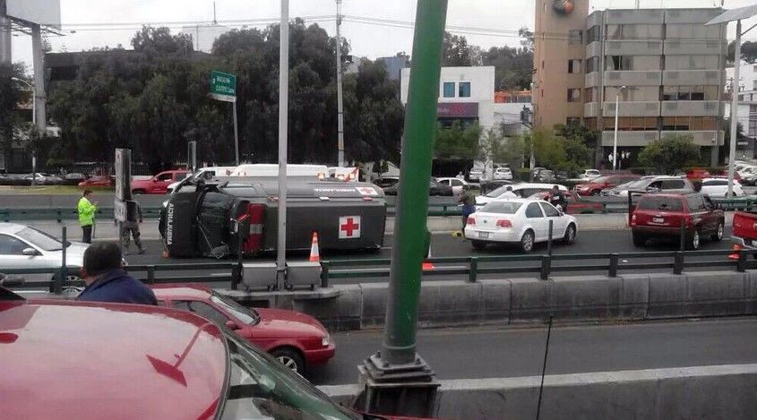Un herido por volcadura de ambulancia militar