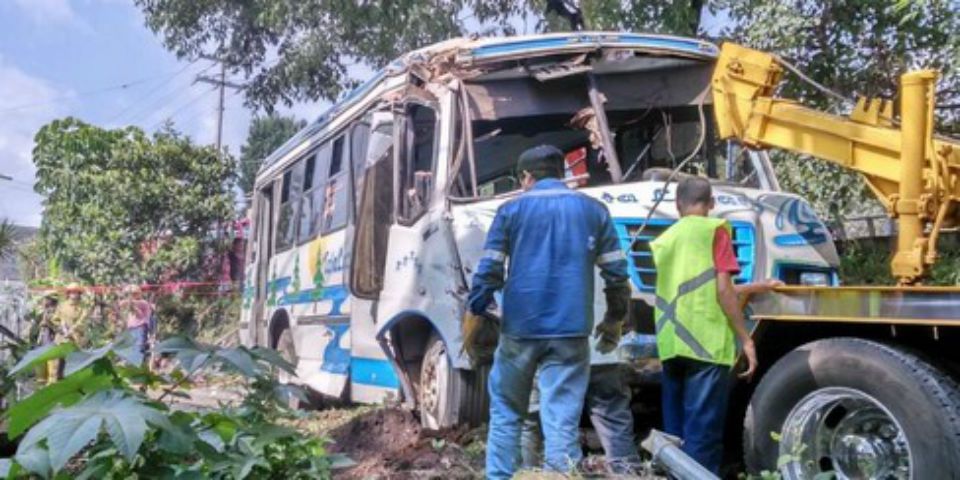 Volcadura en Uruapan deja 30 estudiantes heridos