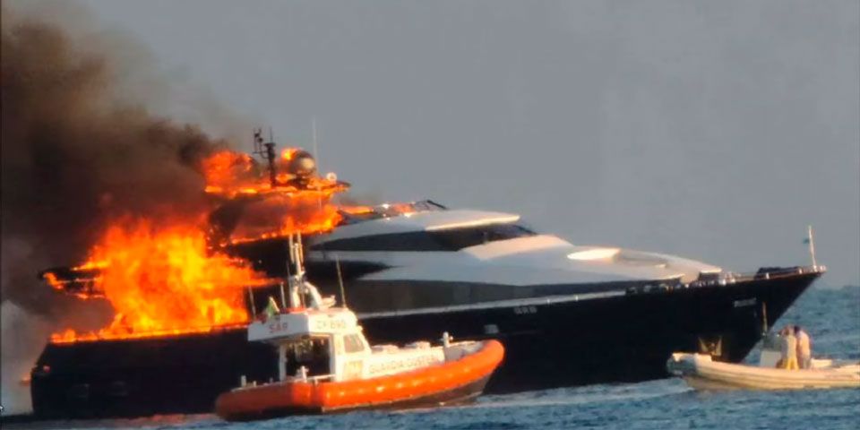 Se incendia yate del presidente del Napoli