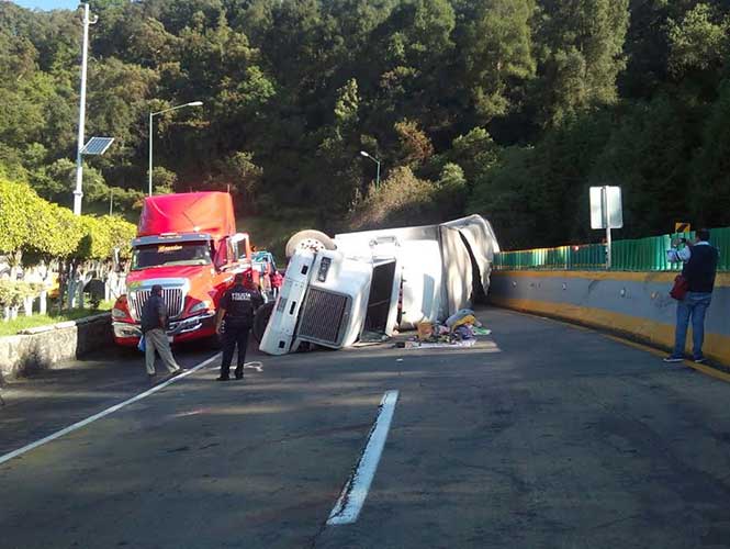 Vuelca tráiler en la Autopista México-Cuernavaca