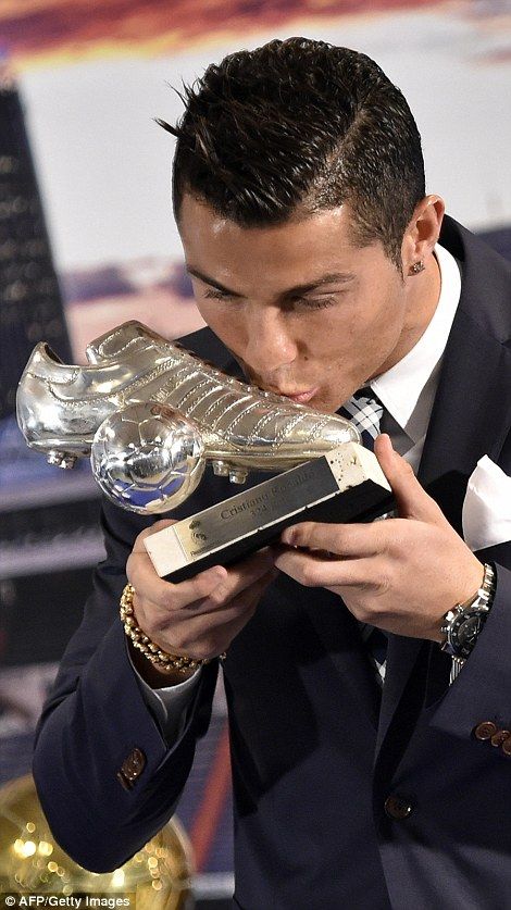 Homenaje del Real Madrid a Cristiano Ronaldo - 2D021C3500000578-3257538-Ronaldo_plants_a_kiss_on_the_boot_which_sits_on_a_base_reading_C-a-23_1443788956535