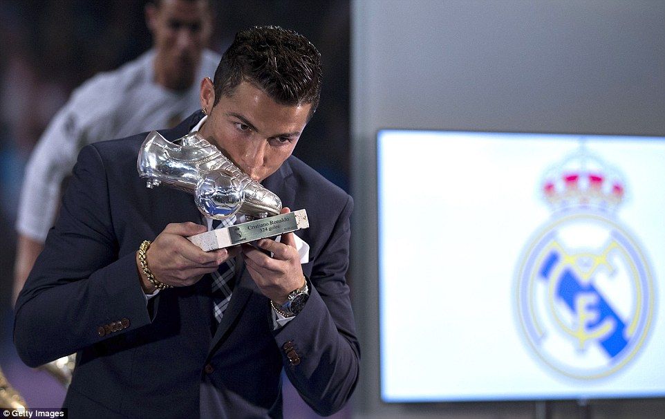 Homenaje del Real Madrid a Cristiano Ronaldo - 2D02893A00000578-3257538-image-a-40_1443790129409