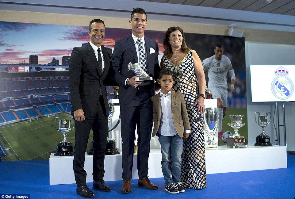 Homenaje del Real Madrid a Cristiano Ronaldo - 2D0298C500000578-3257538-Mendes_joins_the_family_members_for_another_photo_in_front_of_th-a-50_1443790623404