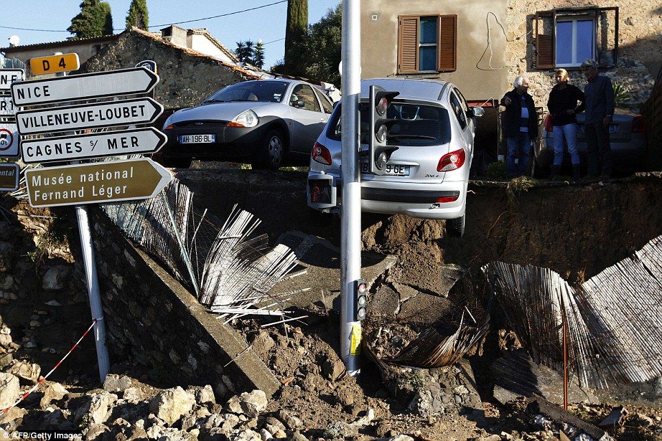 Al menos 16 muertos por inundaciones en Francia - 2D114F1A00000578-3259269-Paradise_lost_More_than_10_per_cent_of_the_annual_average_rainfa-a-75_1443955238494