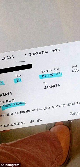 Hackers podrían robar tus datos al publicar tus boletos de avión - 2D38C7CD00000578-3265894-One_of_many_examples_of_boarding_pass_photos_posted_to_social_me-m-43_1444370328744