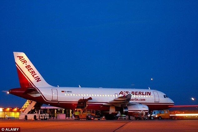 Expulsan a pasajera de avión por usar baño de la sección Business