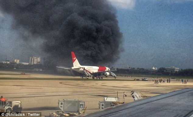 Avión se incendia en pista de aeropuerto de Florida - 2DEAD50C00000578-3295437-Before_firefighters_arrived_on_the_scene_the_plane_was_engulfed_-m-59_1446141917381
