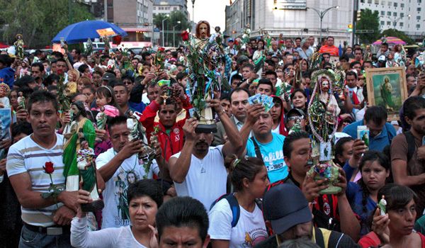 Estación Hidalgo del Metro cerrada por peregrinos