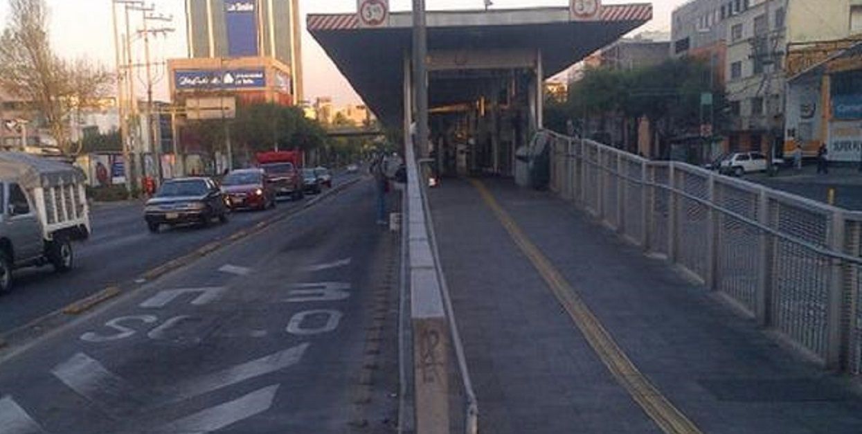 Fuga de agua causa cierre de tres estaciones de Metrobús