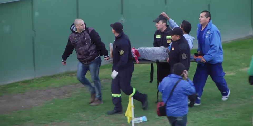 Video: Cae aficionado desde la tribuna durante partido