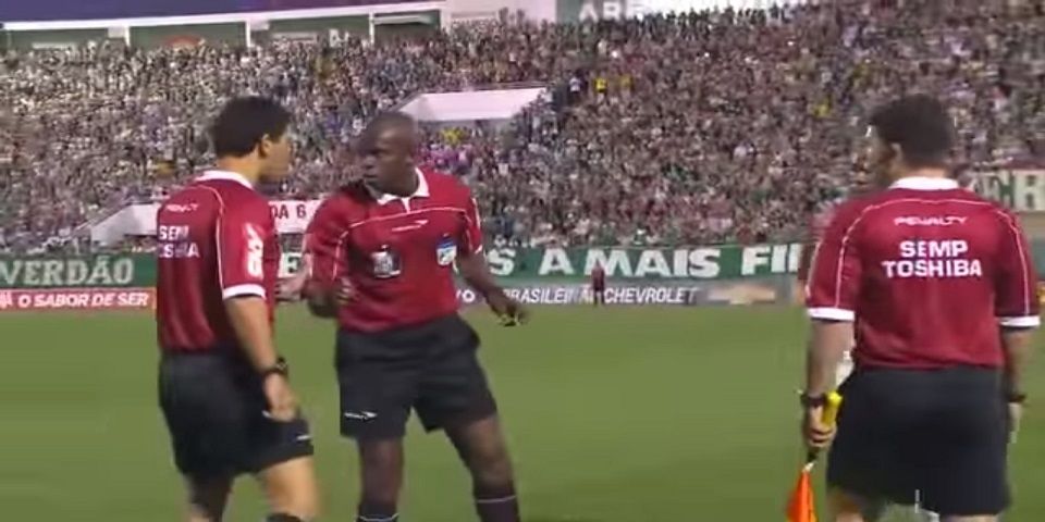 Video: Árbitro rectifica decisión y jugador expulsado regresa al partido Video: Árbitro rectifica decisión y jugador expulsado regresa al partido