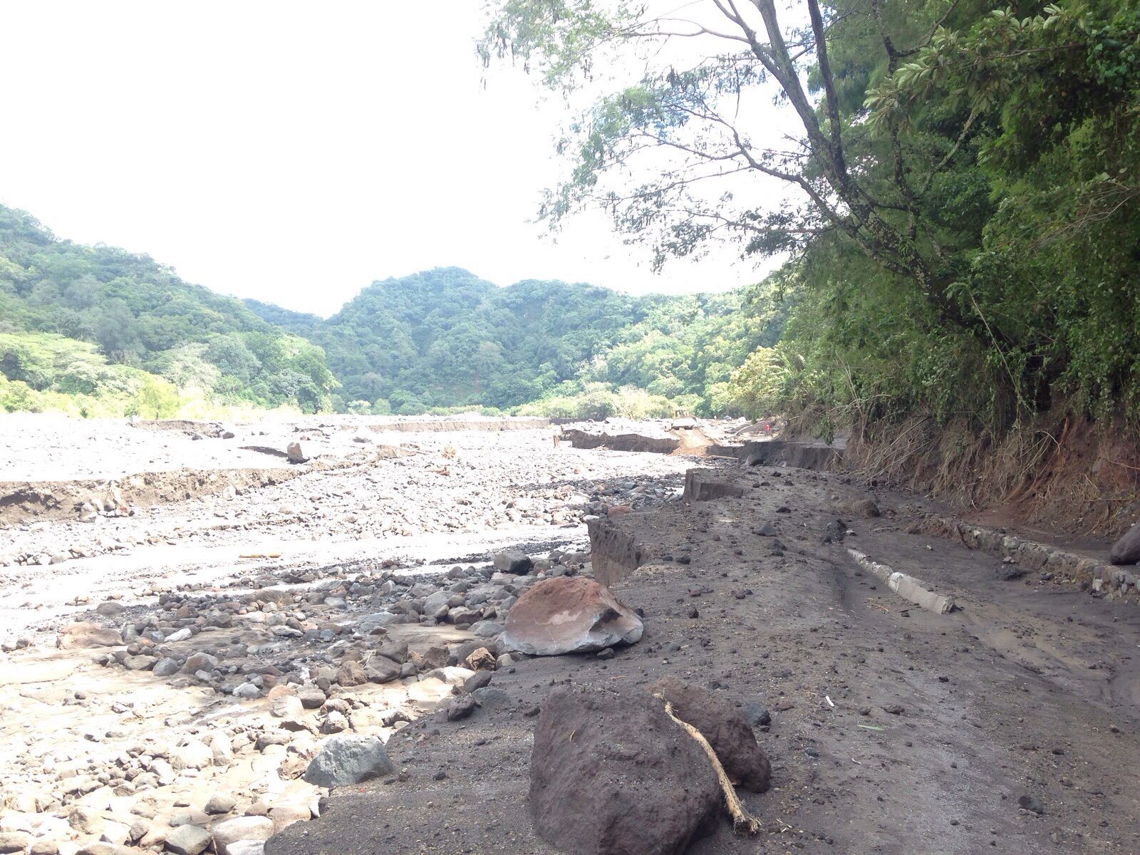 Carreteras destruídas por paso de Patricia y ceniza del Volcán de Colima