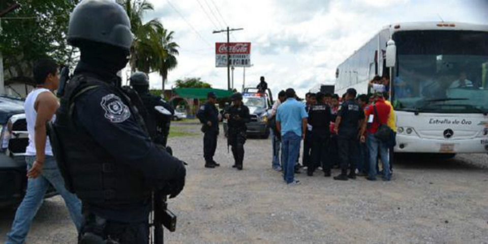 Hombres armados asaltan a normalistas de Ayotzinapa