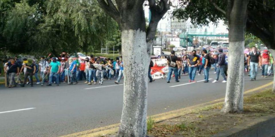 Normalistas bloquean Autopista Siglo 21 de Morelia