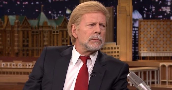 Bruce Willis aparece con cabello de Donald Trump