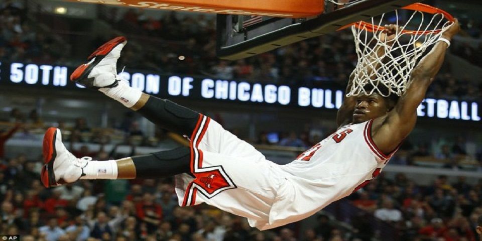 Con Obama en la tribuna, Chicago vence a Cavs en juego inaugural