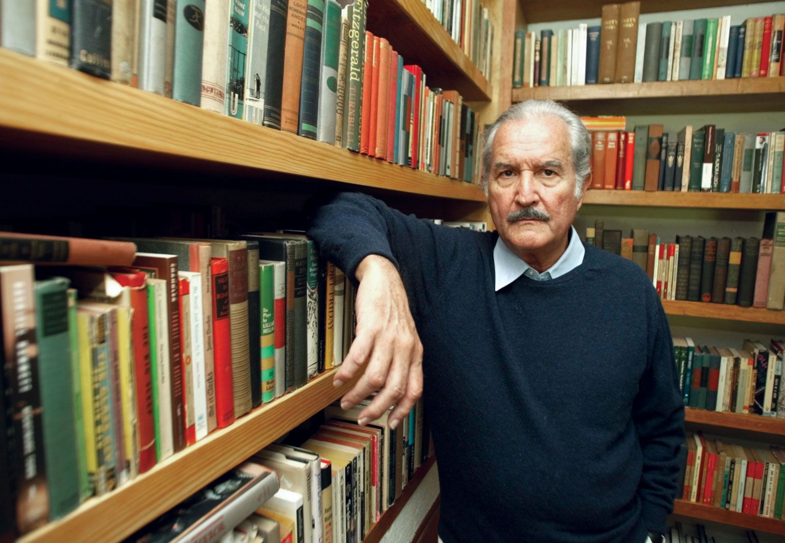 Develan placa conmemorativa a Carlos Fuentes en Londres