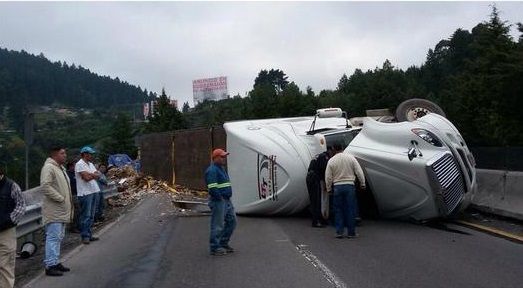 Vuelca tráiler en la México-Toluca