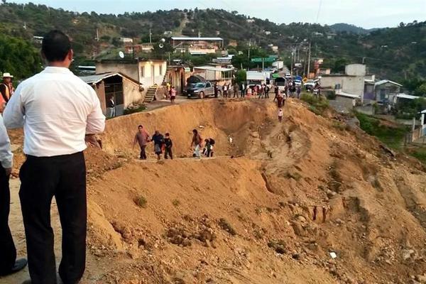 Huracán “Marty” provoca hundimiento en carretera de Guerrero