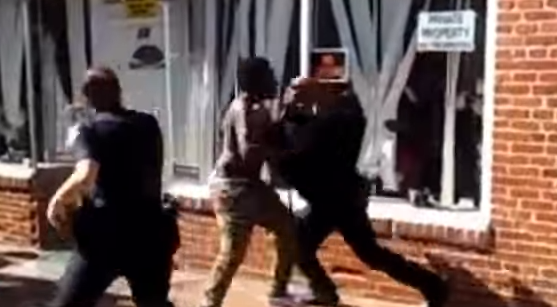 Hombre noquea a policía