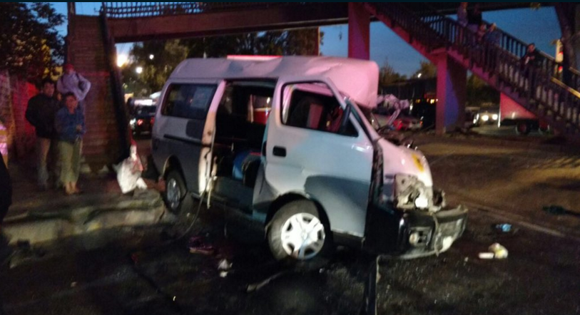 Volcadura de camioneta deja 2 muertos y 12 lesionados