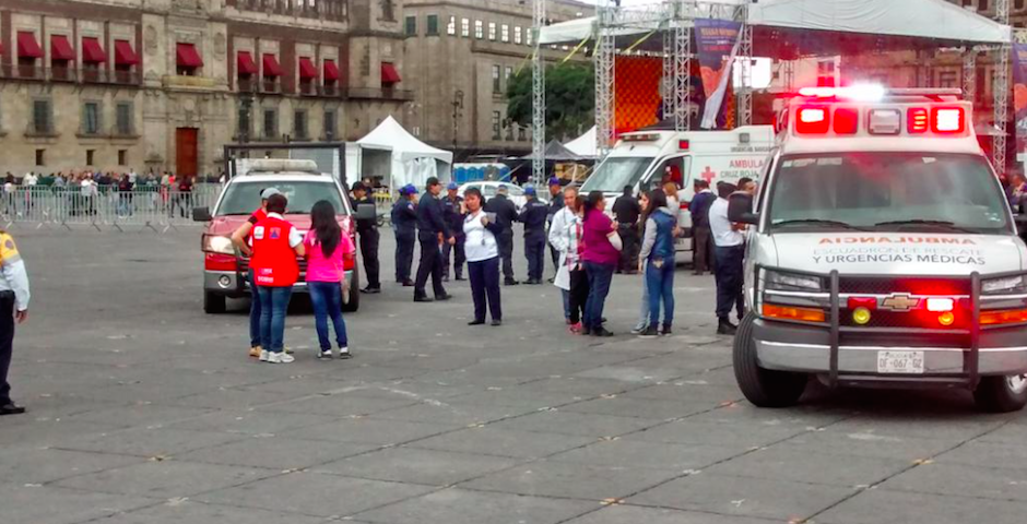 Cae estructura de ofrenda en Zócalo y deja cinco lesionados