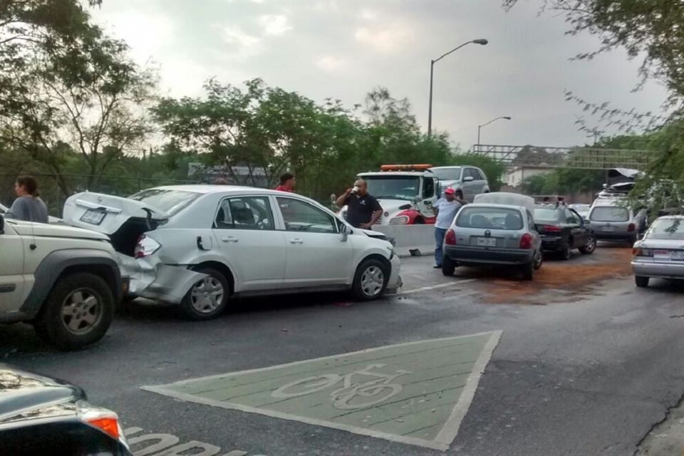 Carambola de 19 vehículos en Nuevo León