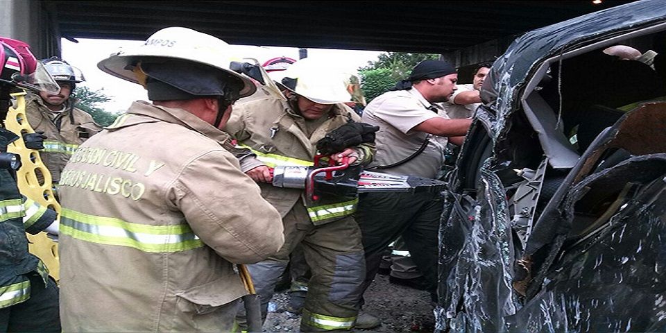 Automóvil cae a precipicio de 15 metros en Jalisco