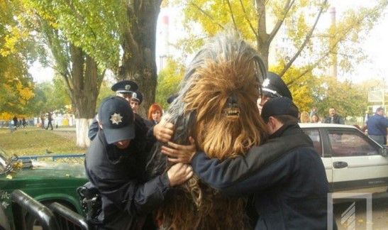 Detienen a Chewbacca por violar leyes electorales de Ucrania