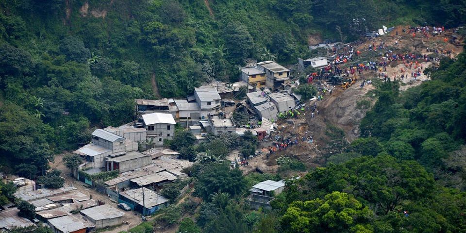 Sube a 253 víctimas de deslave en Guatemala