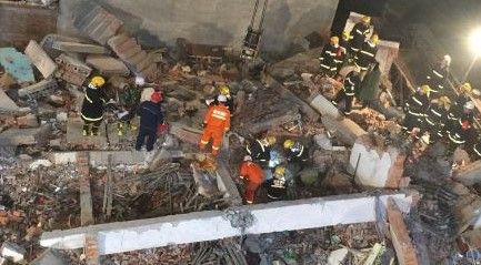 Edificio colapsa en China y deja 17 muertos