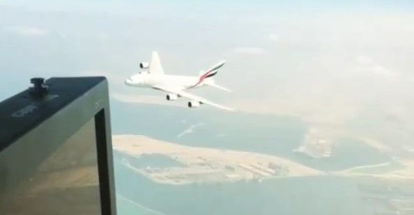 Video: avión pasa abajo de un helicóptero