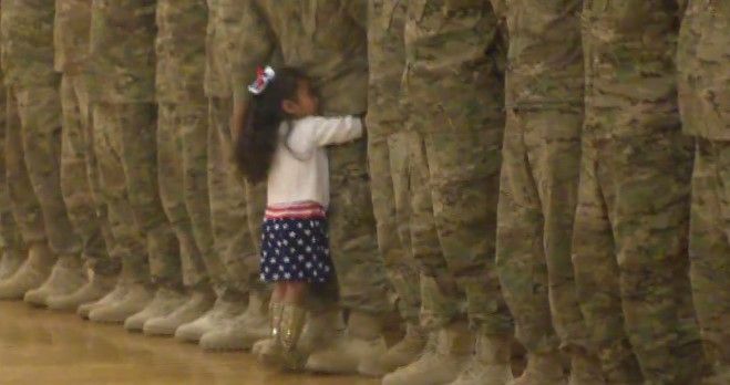 Niña de 2 años interrumpe ceremonia militar