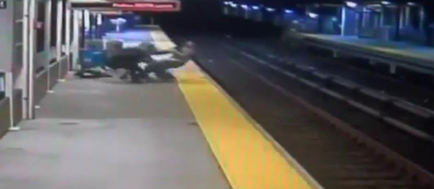 Video: ladrones avientan a pasajero a las vías del tren