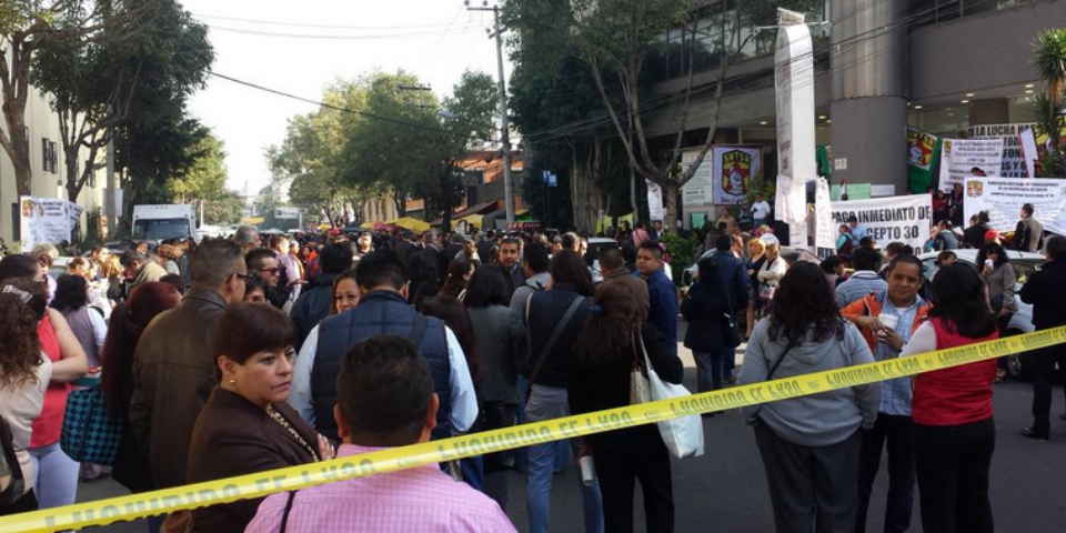 Bloqueo de trabajadores del GDF en la colonia Tránsito