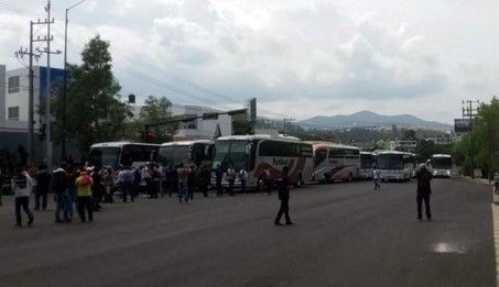 Normalistas michoacanos realizan bloqueos en Morelia