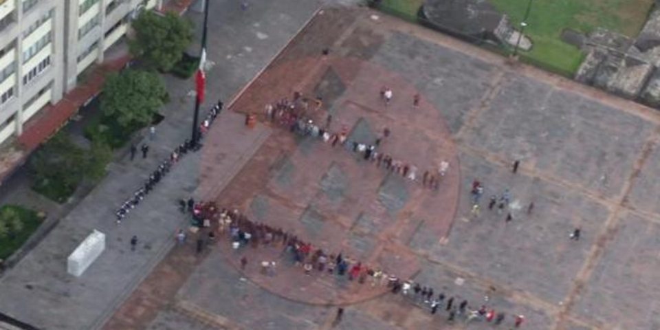 Arriban contingentes a la Plaza de las Tres Culturas Arriban contingentes a la Plaza de las Tres Culturas