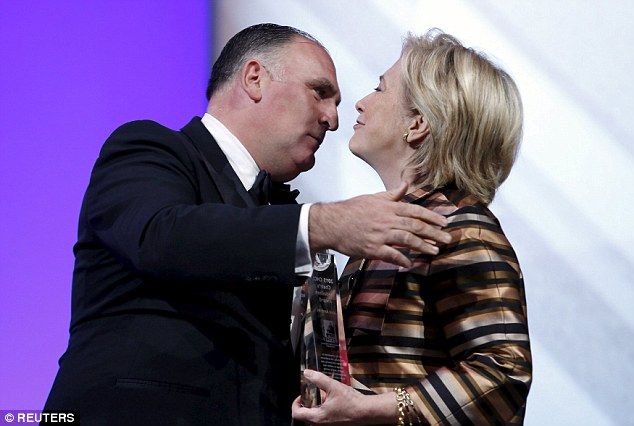 Hillary Clinton reconoce al chef José Andrés