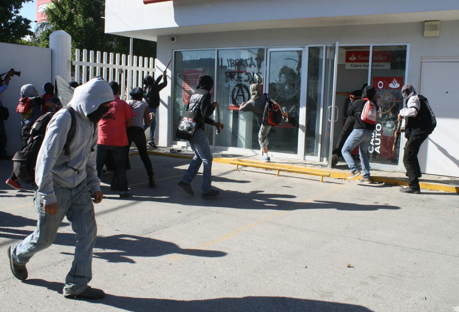 Vandalizan encapuchados en marcha por el 2 de octubre en Oaxaca