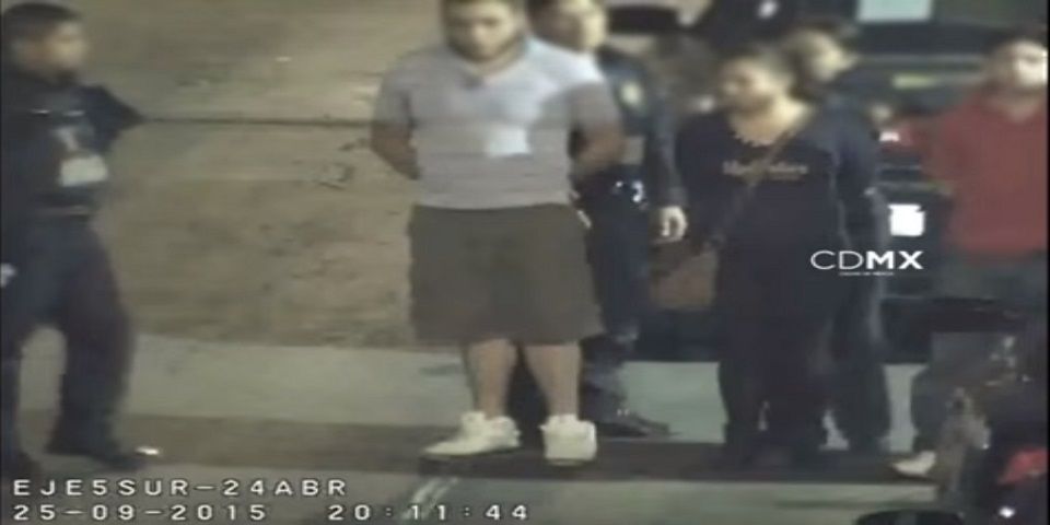 Video: Caen asaltantes de tienda en Iztapalapa Video: Caen asaltantes de tienda en Iztapalapa