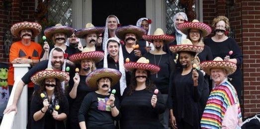 Se disculpa director de universidad por foto disfrazado de mexicano